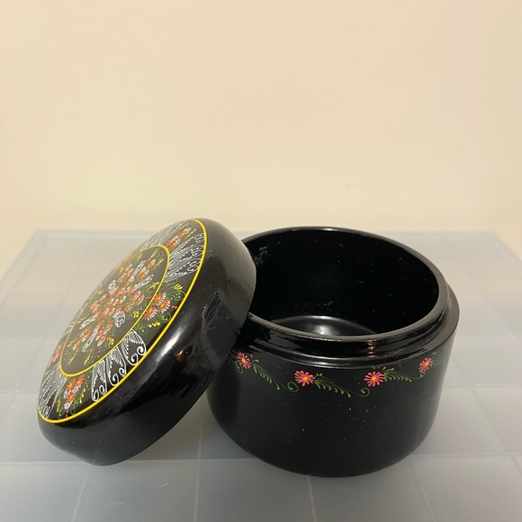 Round Painted Trinket box - Picture 3 of 9